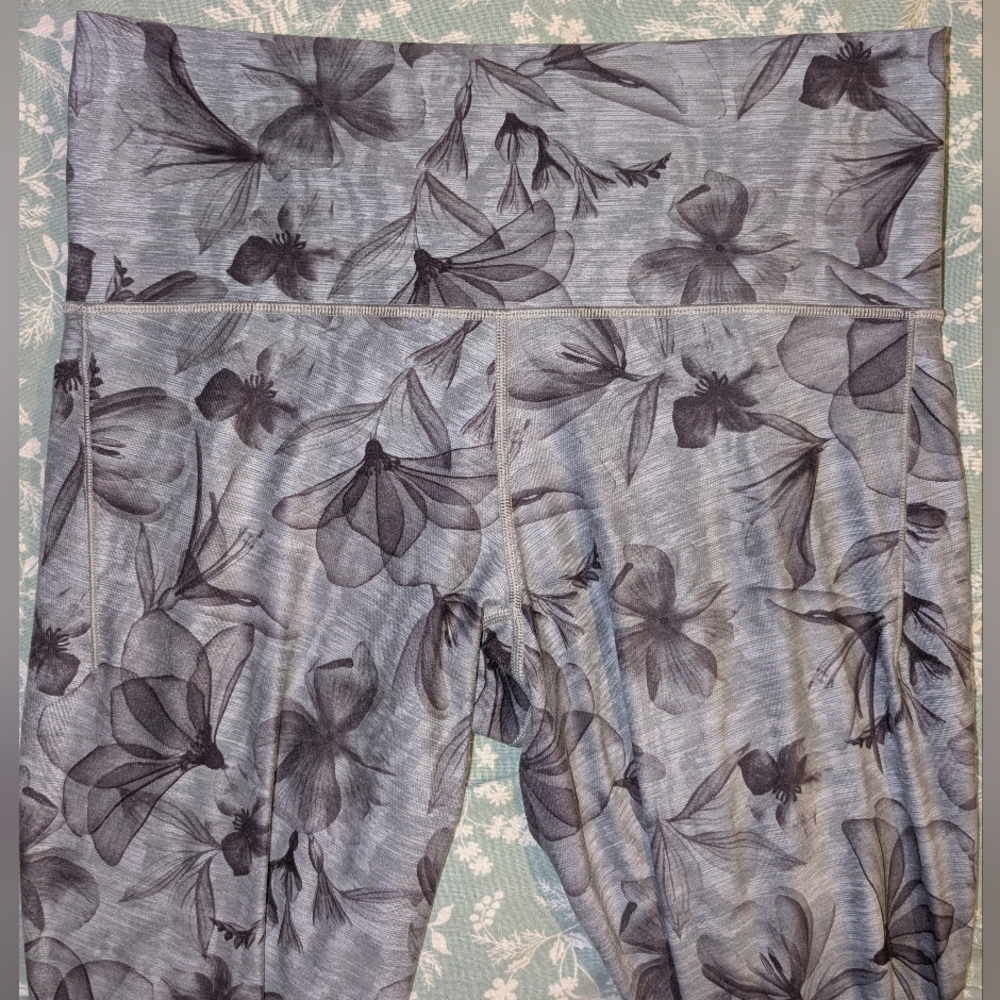 Athleta Salutation Stash Pocket 7/8 Leggings